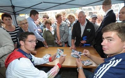 Diese sportbegeisterten Chemnitzer wollten Autogramme von Silbermedaillen-Gewinner David Storl sowie Hürdenläufer Silvio Schirrmeister (vorne links).
