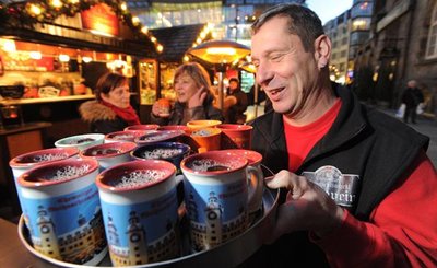 Ronny Mandel ist trotz milder Temperaturen gut gelaunt. Der Glühweinverkauf an seinem Stand laufe ähnlich gut wie im Vorjahr, sagt er.