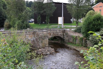 Von wildem Bewuchs und Geröll befreit wurde auch der Bereich um die steinerne Brücke nahe dem Finanzamt der Stadt.