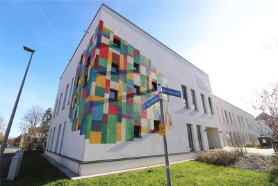 Die bunte Ecke der „Villa Kunterbunt" in Freiberg haben die Wagners jeden Tag vor Augen.
