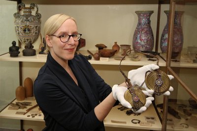 Museumsleiterin Fanny Stoye mit Stücken aus der Sammlung des Naturalienkabinetts.