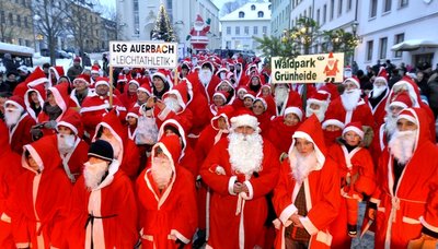 Die Anzahl der Weihnachtsmänner zum diesjährigen Treffen am 9. Dezember in Auerbach entscheidet darüber, wie viel Geld einem sozialen Zweck zufließt. Vor zwei Jahren, als dieses Foto entstand, waren mehr als 200 Frauen, Männer und Kinder in die Innenstadt gekommen.