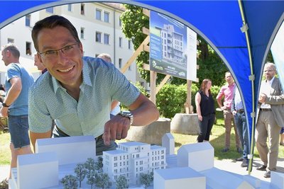 André Kolmschlag präsentiert stolz das Modell für das Haus der Generationen, für das am Dienstag der Grundstein am Siedlerweg 10 in Freiberg gelegt worden ist. Der Bankbetriebswirt ist sei Jahresbeginn Aufsichtsratsvorsitzender der Wohnungsgenossenschaft Freiberg, die reichlich 5000 Wohnungen hat. 