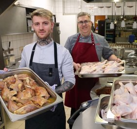 Koch Moritz Schneider (l.) und der stellvertretende Küchenchef Jörn Stolba braten derzeit unzählige Entenkeulen, um bedürftigen Menschen eine Freude zu bereiten. 