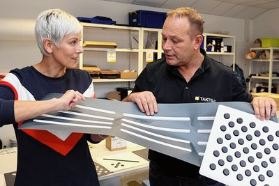 Ivonne Schott und Tino Stockmar sind die beiden Chefs der Firma Barrierefreiheit in Schwarzenberg, die taktile Leitsysteme für Menschen mit Sehbehinderungen entwickelt haben. Jetzt haben sie ein flexibles Trägermaterial.