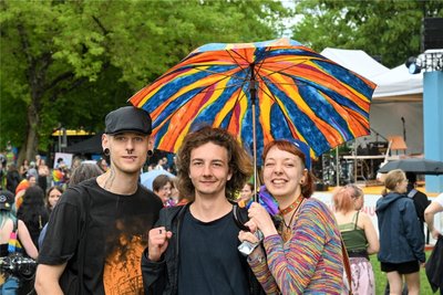 Nico Rülker, Jes Müller, Anna Faust (von links) waren dank eines Schirms gut gegen die kurzen Regenschauer gerüstet.
