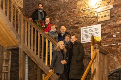 Foto fürs Familienalbum: Karin und Klaus Rietschel (Mitte) mit Töchtern und Enkeln zu Besuch bei Marit Melzer im Turm der Sankt-Annen-Kirche.