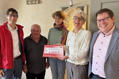 Dirk Helbig (l.) von der Sparkassenstiftung übergab einen Förderscheck an das Silbermann-Haus Freiberg. Hanne Tautorus würdigte auch die Zusammenarbeit mit Regiobus und Geschäftsführer Stefan Löwe (r.).