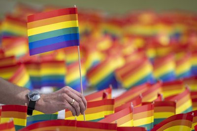 Die Regenbogenflagge ist unter anderem ein Symbol der weltweiten LGBTQ-Bewegung und steht für Gleichberechtigung und Akzeptanz. (Symbolfoto).