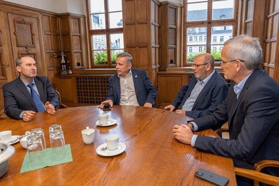 Hubert Aiwanger, Rolf Schmidt, Andreas Schmiedel und Thomas Weidinger (v. l.) in der Kreisstadt beim Gedankenaustausch. 