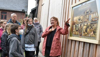 Museumspädagogin Franziska Waldmann an einer von insgesamt 18 Tafeln, die Wissen kindgerecht vermitteln. 