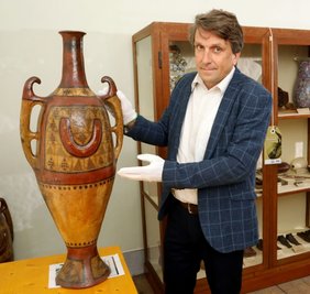 Die Amphore, die zu den rund 50.000 Exponaten im Museum und Naturalienkabinett gehört, stammt nach Aussage von Lutz Mükke aus dem Kabylei-Gebirge in Algerien. 