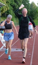 Ulrike Mahl (l.) und Torsten Schultheß gewannen die Tageswertung über die Stunden-Distanz. Beide haben gute Chancen auf den Gesamtsieg der Serie.