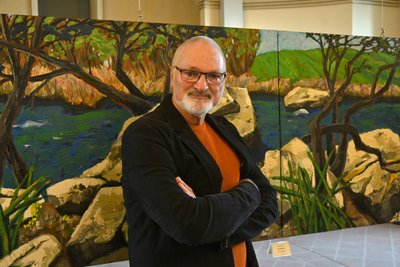 Der Künstler Peter Zaumseil vor einem seiner Werke, die momentan im Oberen Schloss in Greiz zu sehen sind.  