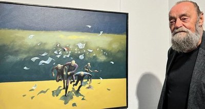 Jürgen Szajny mit seinem Werk "Wer Wind sät, wird Sturm ernten", mit dem er den Graupner-Preis 2022 gewonnen hat. 