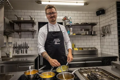 Während draußen gebaut wird, schwingt Chef Peter Jahn drinnen weiter den Kochlöffel. Den braucht es vor allem beim Kochen der Suppen, die zu den Spezialitäten des Hauses gehören. Etwa 200 Liter pro Woche werden von den Gästen genossen.