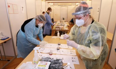 Ob zivile Mitarbeiter oder Helfer der Bundeswehr: Viel Zeit zum Durchatmen hat man im Testzentrum im Städtischen Festsaal nicht. 