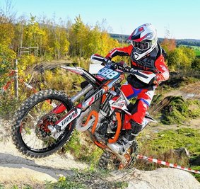 Dank seines 2. Platzes beim vorletzten Lauf des Enduro-Jugend-Cups Ost in Meltewitz übernahm Lenny Reimer die Führung in der Gesamtwertung der Klasse 85B und hat nun den Titelgewinn vor Augen. 