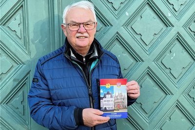 Peter Pöhnisch, Vorsitzender des Frankenberger Partnerschaftsvereins, zeigt die neue Broschüre zum Jubiläum. Foto: Ingolf Rosendahl