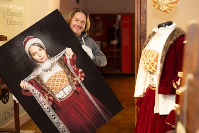 Fotograf Rico Demuth hat ein großes Ziel erreicht. Ab diesen Dienstag zeigt das Erzgebirgsmuseum Annaberg erstmals die Porträts seiner Fotoreihe „Erzgebirg(l)er aus Leidenschaft“. Es ist das Herzensprojekt des Wiesaers.