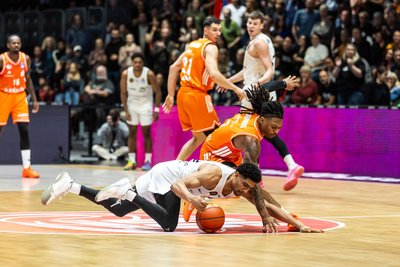 Umkämpftes Spiel in der Messe: Die Niners führen zur Halbzeit knapp gegen Braunschweig.