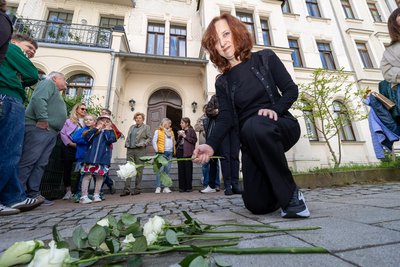 Caroline Guttman, Enkelin von Carl und Margarete Leder, legt eine Rose für ihre Großeltern nieder.