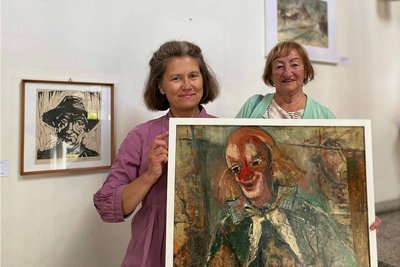 Klein, aber oho. Museumschefin Martina Bundszus (li.) und Gisela Graupner mit dem "Clown", der einmal einer Kapelle weichen musste.