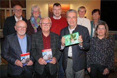 Peter Pöhnisch (vorn, 2.v.l.) übergab 200 Broschüren an Frankenbergs Bürgermeister Rüdiger Heß (vorn 3.v.l.). 