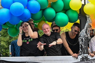 Der Chef der Kulturhauptstadt GmbH Stefan Schmidtke fuhr auf einem der Wagen mit. „Ihr seid die Kulturhauptstadt“, rief er den Teilnehmern des CSD entgegen.