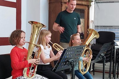 Die Ur-Urenkel-Generation probt für die Zukunft im Orchester in Niederbobritzsch: Greta, Magdalena und Charlotte mit Martin Schneider. (v. links)