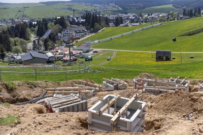 Noch viel zu tun ist bei der neuen, deutlich größeren Sommerrodelbahn, die in unmittelbarer Nähe der alten das Sommerangebot attraktiver machen könnte.