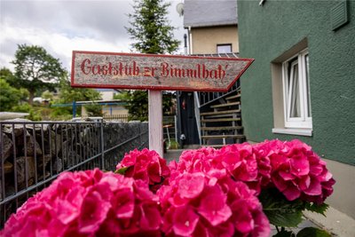 Da vorn gebaut wird, müssen die Gäste des Lokals derzeit den Hintereingang benutzen. Das führt mitunter zu kuriosen Situationen: „Manchmal stehen die Leute dann fast bei mir im Wohnzimmer“, erzählt Peter Jahn.