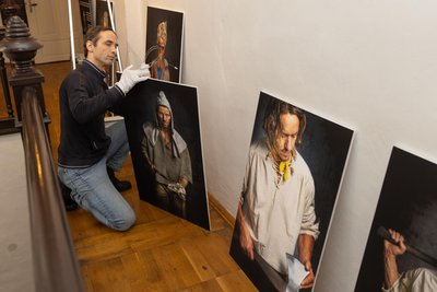 Bastian Guthke, zuständig fürs Marketing bei den Städtischen Museen Annaberg-Buchholz, half zu Wochenbeginn beim Aufhängen der Fotografien im Erzgebirgsmuseum.