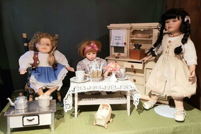 Um die 50 Puppen aus der Sammlung von Birgit Wappler sind ab Samstag im Falkensteiner Museum ausgestellt.