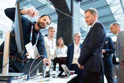 Ministerpräsident Michael Kretschmer am Stand von Semeco, einem Hersteller für medizinische Mikroelektronik.