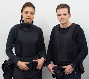 Polizeimeisterin Natalia Albanski und Polizeimeister Marcel Hantsch präsentierten in Dresden die neue Unterziehweste.