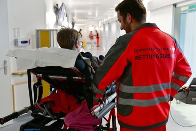 Weil viele Praxen schließen, haben Notfallambulanzen wie hier in Freiberg sowie Rettungsdienste und Bereitschaftsärzte über Weihnachten und Neujahr gut zu tun. In diesem Jahr kommt noch eine Grippewelle dazu. In Adorf hat die Paracelsus-Klinik bereits kapituliert.