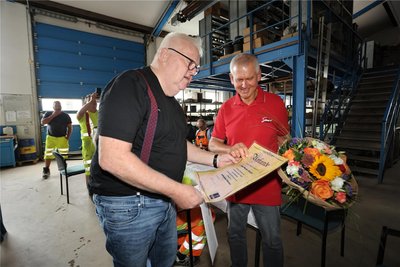 Herzlich verabschiedet wurde Christian Wutzler (rechts) von Firmenchef Andreas Heine.