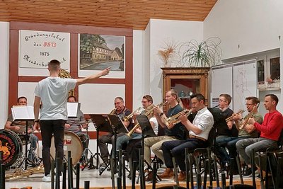 Obligatorische Dienstag-Probe im Gerätehaus in Niederbobritzsch: Kevin Fröbel dirigiert das Orchester.