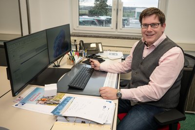 Stefan Löwe, Geschäftsführer von Regiobus Mittelsachsen an seinem Arbeitsplatz.