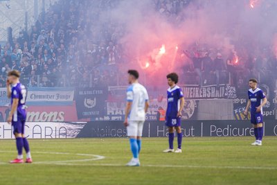 Vergangene Saison verlor der Chemnitzer FC (weiße Trikots) im Pokal-Viertelfinale mit 0:2 gegen Aue.