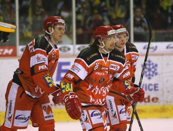 Vincent Schlenker (l.) und Patrick Pohl (M.) laufen weiter im Crimmitschauer Trikot auf.