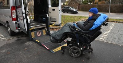 Über die Rampe gelangt Anne Philipp ins Auto. Doch die Technik ist kaputt, manchmal dauert es 20 Minuten, bis der Rollstuhl endlich im Auto ist. Eine neue Rampe lässt sich aber nicht in das alte Auto einbauen. 