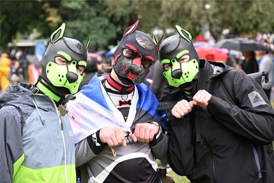 Möglichst schrill, bunt oder aufsehenerregend: drei Teilnehmer des CSD, die aus Leipzig angereist waren.