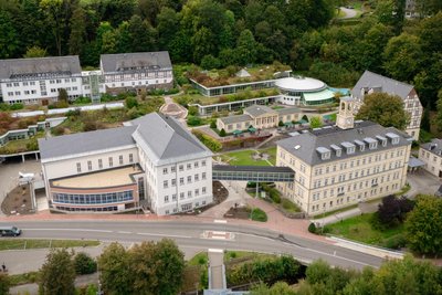 Ein Blick aufs sanierte Kurhaus (links) nebst neuem Anbau auf dem Gelände der Reha-Klinik in Thermalbad Wiesenbad.