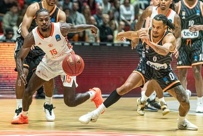Die Basketballer der Niners Chemnitz um Ty Brewer (links, hier gegen Ulm am Mittwoch) wollen heute gegen Braunschweig nachlegen.