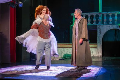 Milon Goetz (Romeo) und Nele Schweers (Julia) balancieren zwischen Verletzlichkeit und Trotz, zwischen Offenheit und dem Beharren auf dem eigenen Gefühl.