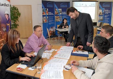 
              <p class="artikelinhalt">Zur Jobbörse in Mittweida brachte Arbeitsvermittler Karsten Niebel (Mitte) von der Arge die beiden Frankenberger Björn Eggentorfer (vorn rechts) und David Voigt gleich mit der Zeitarbeitsfirma Friday Euro Tech, vertreten durch Paula Thinnes und Klaus Buchwitz, in Kontakt. </p>
            