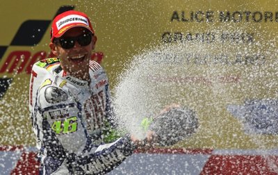 
              <p class="artikelinhalt">Sachsenring-Sieger Valentino Rossi bei der Sektdusche nach der Siegerehrung. Andreas Kretschel</p>
            
