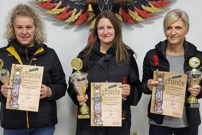 Bei den Frauen siegte Stephanie Hofmann (Mitte) vor Sabine Rockelmann (rechts) und Ines Valentin.
